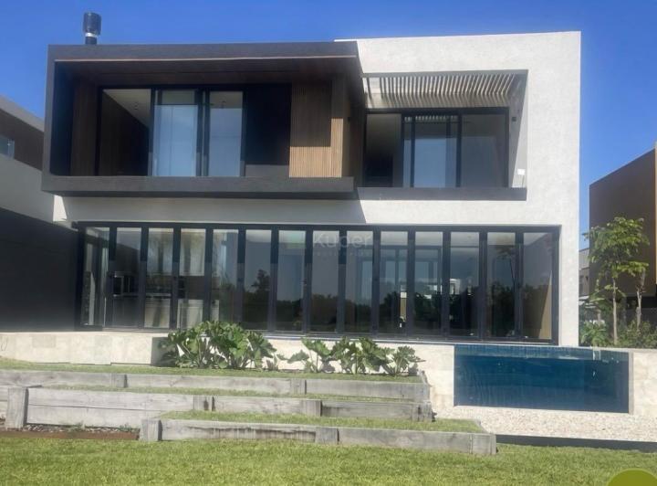 Casa · 550m² · 7 Ambientes · 2 Cocheras