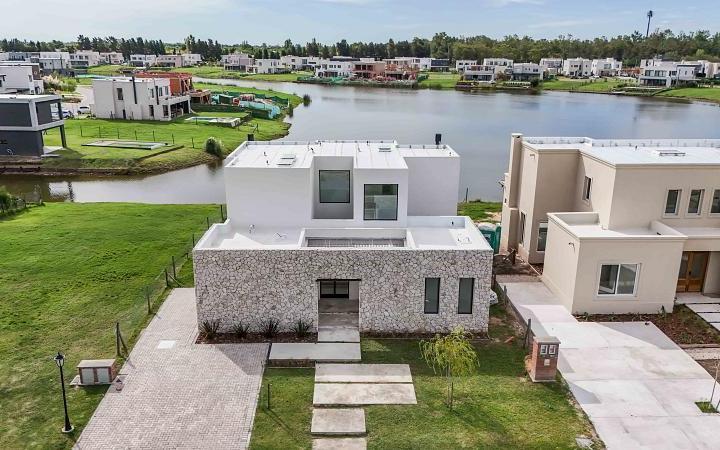 Casa · 223m² · 7 Ambientes · 1 Cochera