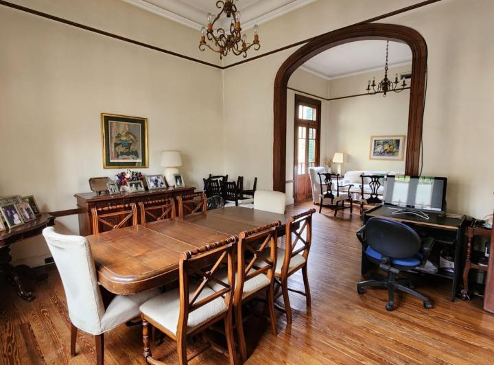 Casa · 272m² · 8 Ambientes · 1 Cochera