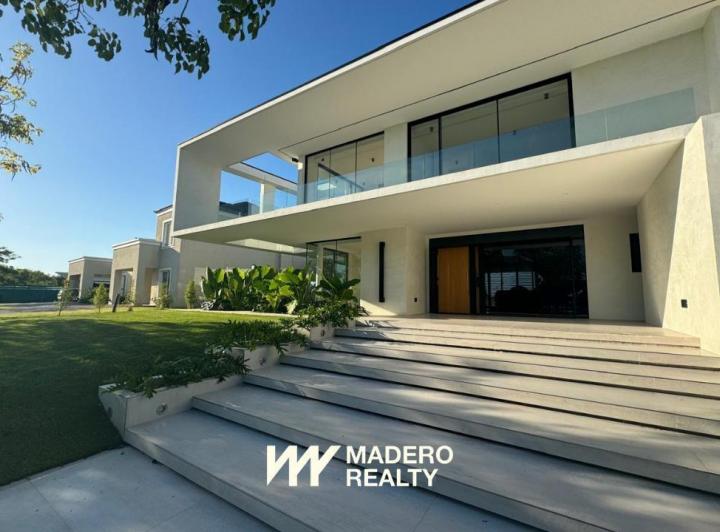 Casa · 790m² · 10 Ambientes · 6 Cocheras