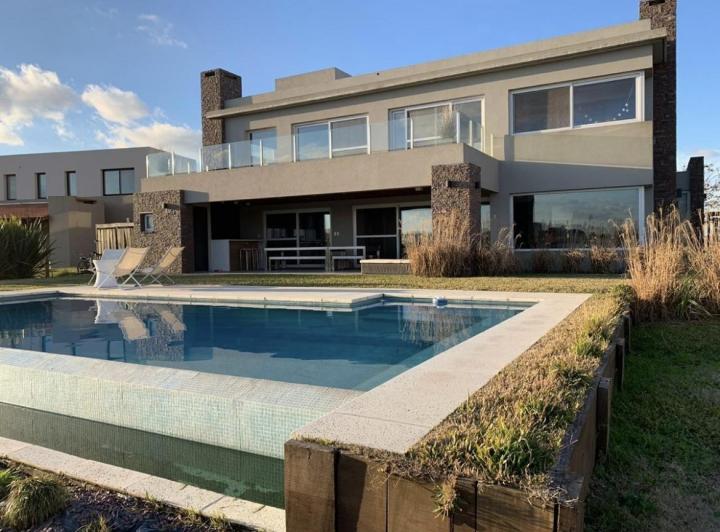 Casa · 285m² · 8 Ambientes · 6 Cocheras