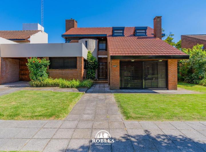Casa · 271m² · 5 Ambientes · 3 Cocheras