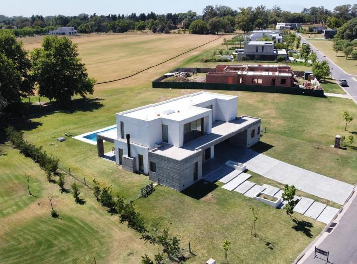 Casa · 294m² · 4 Dormitorios · 2 Cocheras