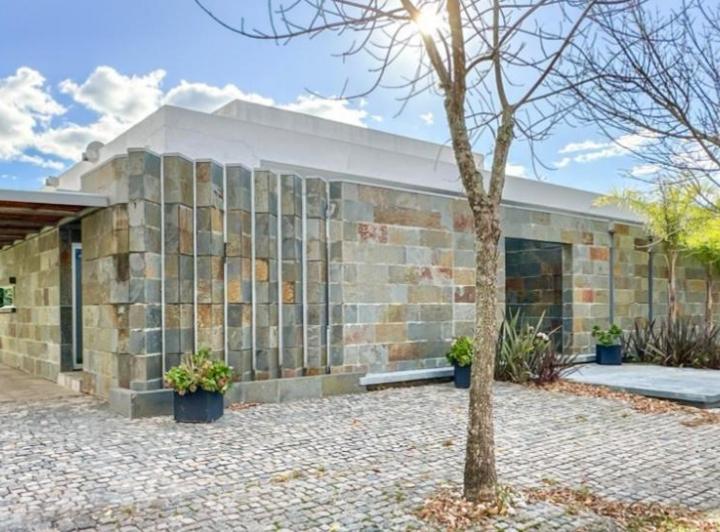 Casa · 218m² · 5 Ambientes · 2 Cocheras