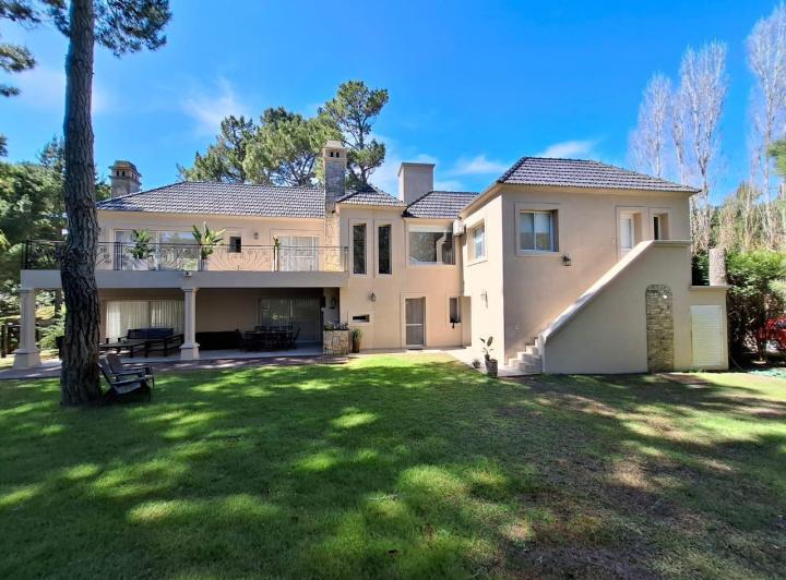 Casa · 320m² · 6 Ambientes · 1 Cochera