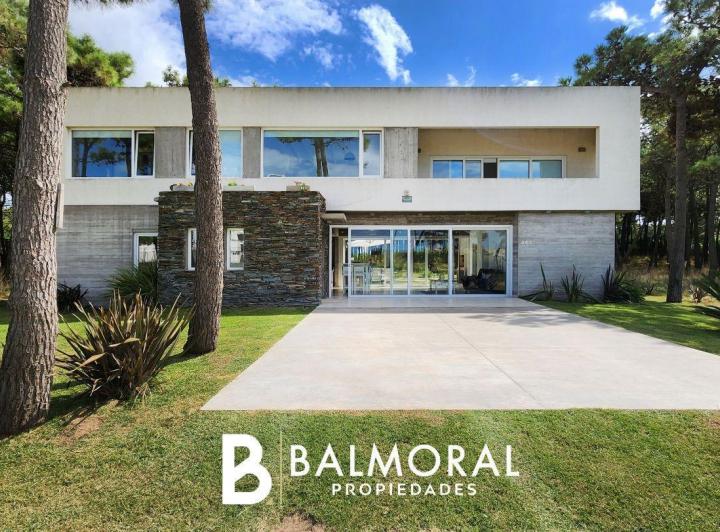 Casa · 220m² · 4 Ambientes