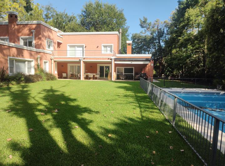 Casa · 320m² · 7 Ambientes · 1 Cochera