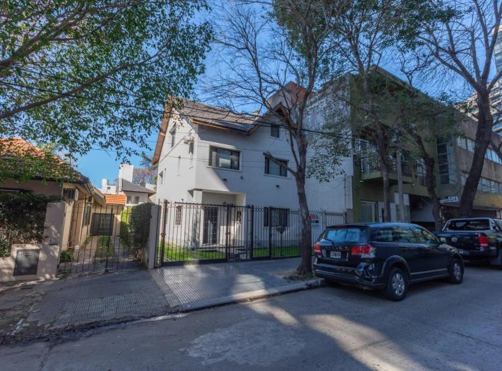 Casa · 330m² · 6 Ambientes · 2 Cocheras