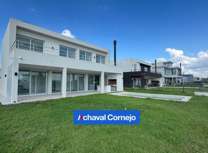 Casa · 210m² · 6 Ambientes