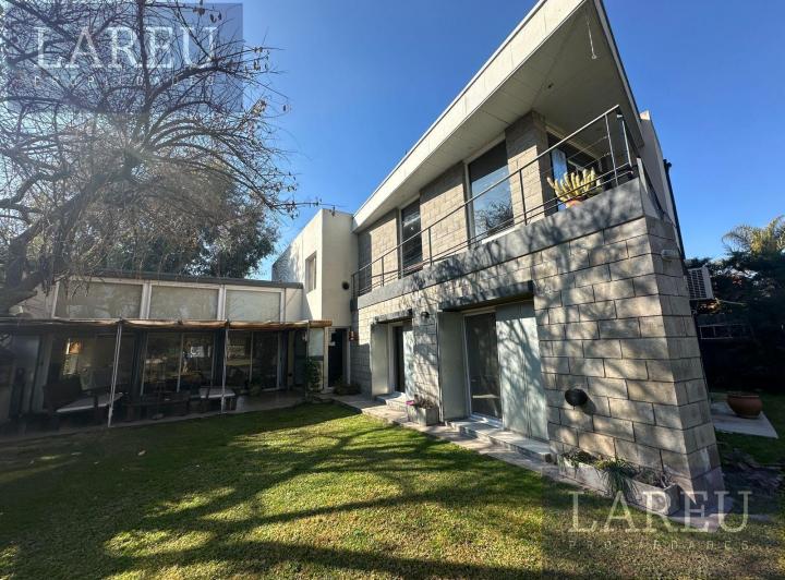 Casa · 251m² · 6 Ambientes