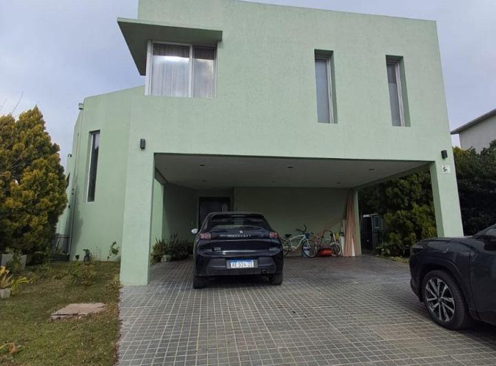 Casa · 324m² · 4 Ambientes · 2 Cocheras