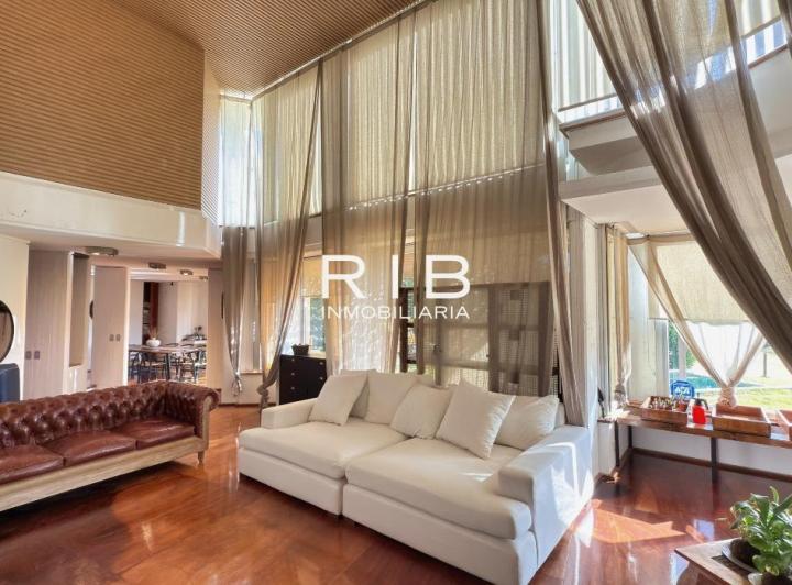Casa · 212m² · 3 Ambientes · 2 Cocheras