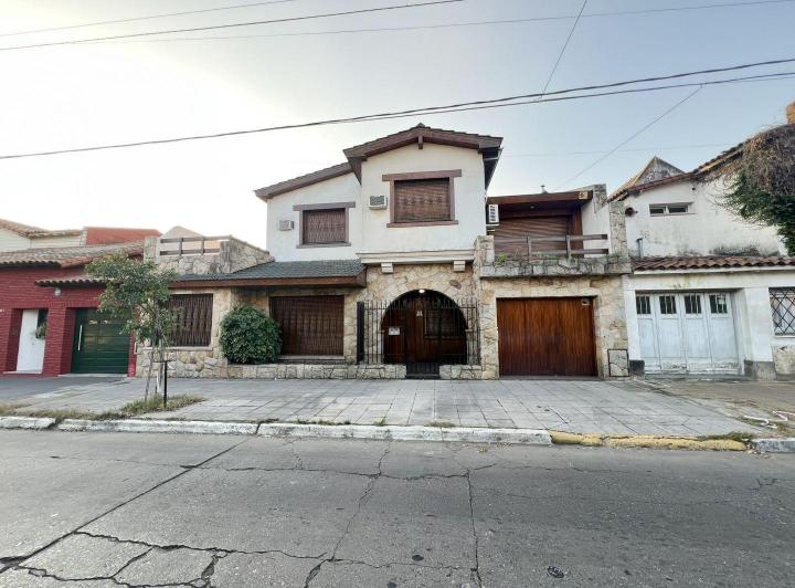 Casa · 164m² · 4 Ambientes · 2 Cocheras