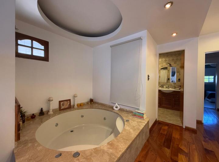 Casa · 180m² · 4 Ambientes · 3 Cocheras