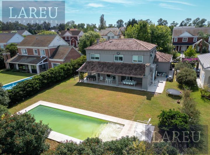 Casa · 300m² · 7 Ambientes