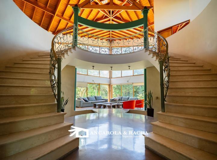 Casa · 884m² · 4 Dormitorios · 3 Cocheras