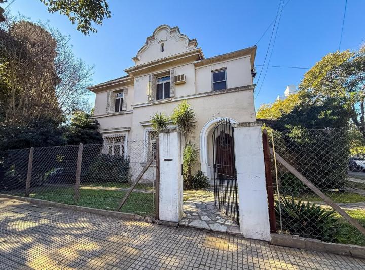 Casa · 425m² · 9 Ambientes · 2 Cocheras