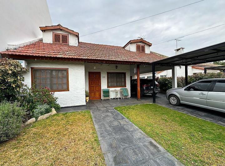Casa · 218m² · 5 Ambientes · 2 Cocheras