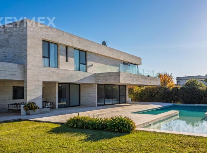 Casa · 900m² · 12 Ambientes · 4 Cocheras