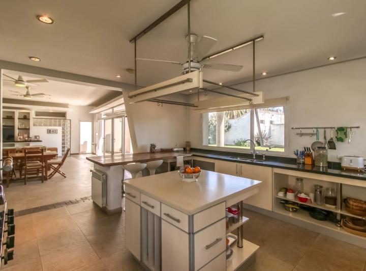 Casa · 334m² · 9 Ambientes · 2 Cocheras