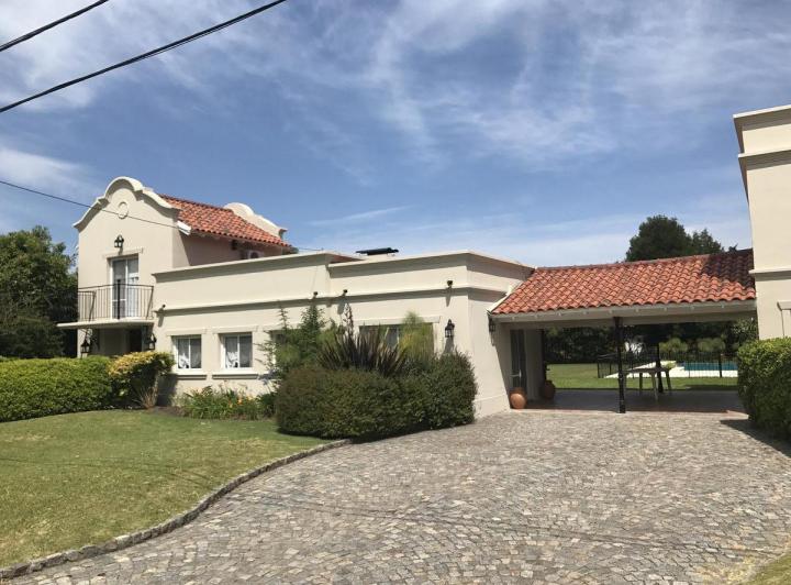 Casa · 1500m² · 3 Dormitorios · 2 Cocheras
