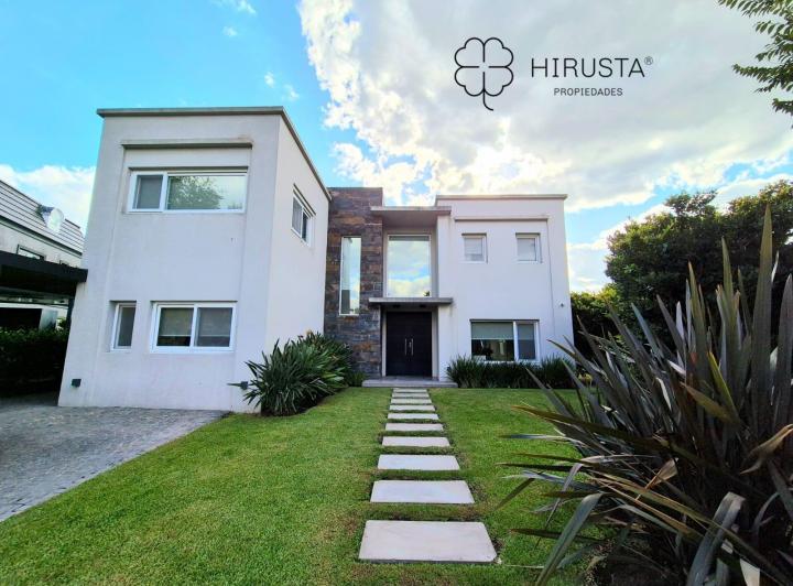 Casa · 330m² · 8 Ambientes · 2 Cocheras