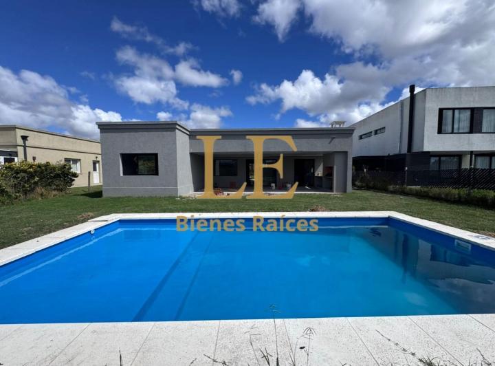 Casa · 220m² · 4 Ambientes · 3 Cocheras