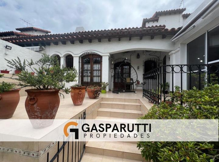 Casa · 200m² · 4 Ambientes · 2 Cocheras