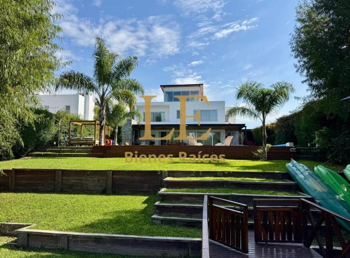 Casa · 370m² · 7 Ambientes · 6 Cocheras