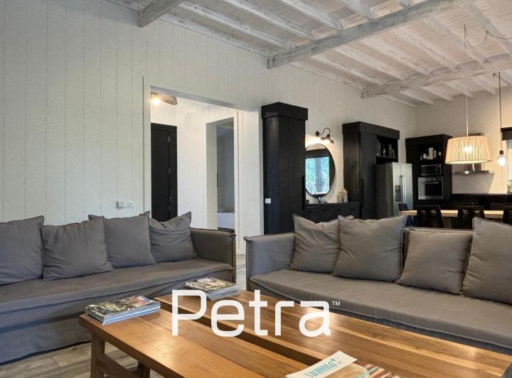 Casa · 240m² · 6 Ambientes · 1 Cochera