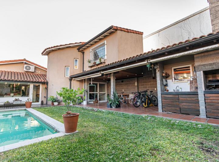 Casa · 225m² · 4 Ambientes · 1 Cochera
