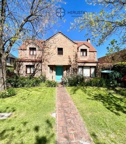 Casa · 233m² · 7 Ambientes · 1 Cochera