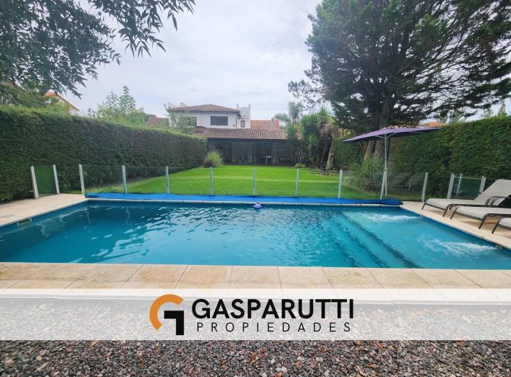 Casa · 180m² · 4 Ambientes · 3 Cocheras