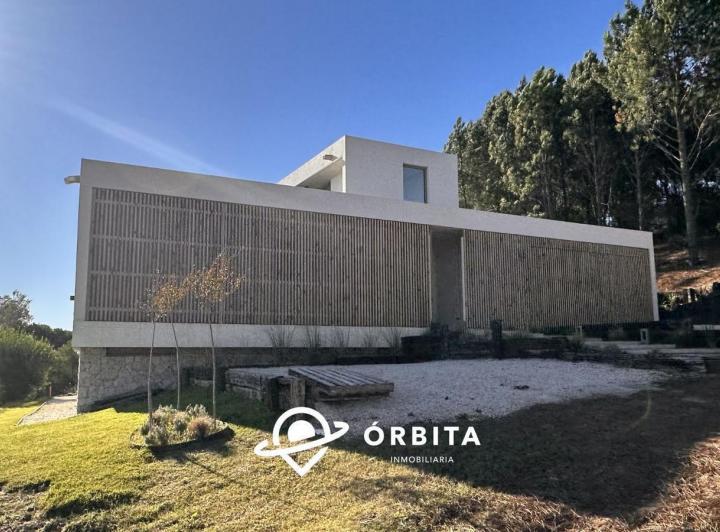 Casa · 330m² · 5 Ambientes · 6 Cocheras