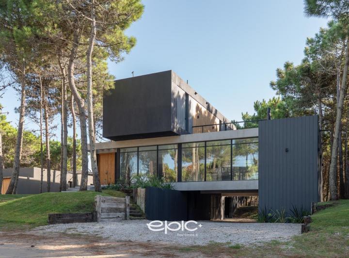 Casa · 296m² · 7 Ambientes · 2 Cocheras