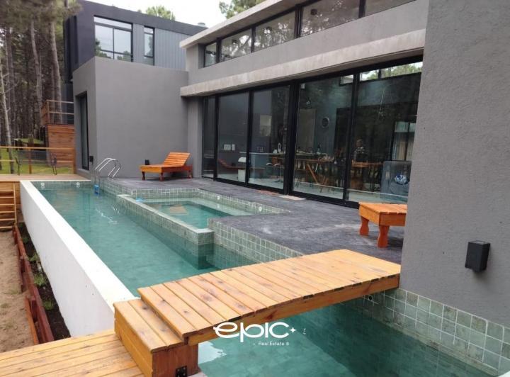 Casa · 238m² · 6 Ambientes · 1 Cochera