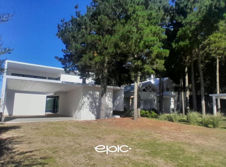 Casa · 190m² · 5 Ambientes · 2 Cocheras