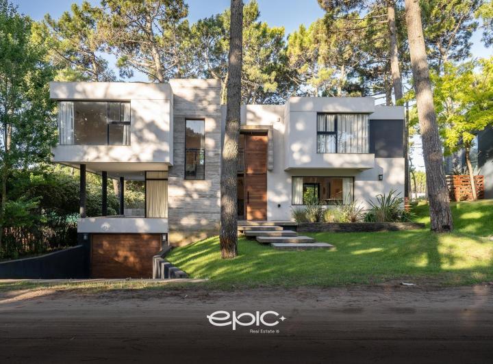 Casa · 240m² · 5 Ambientes · 1 Cochera