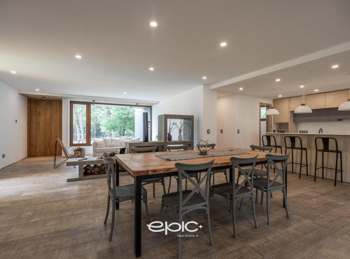 Casa · 240m² · 5 Ambientes · 2 Cocheras