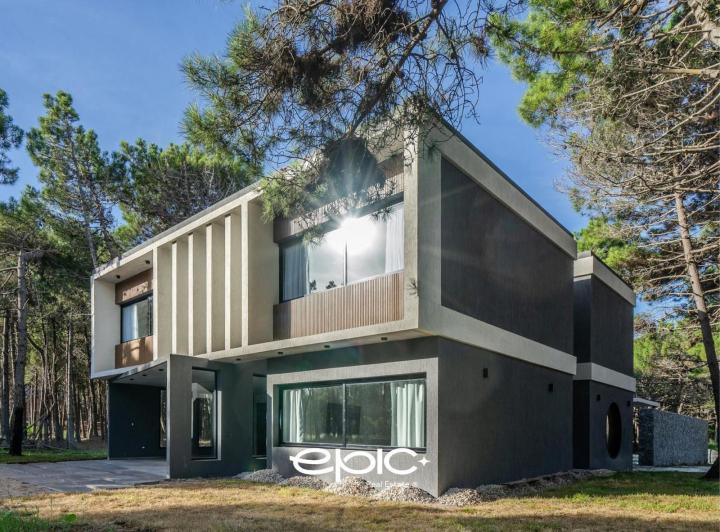 Casa · 280m² · 7 Ambientes · 2 Cocheras