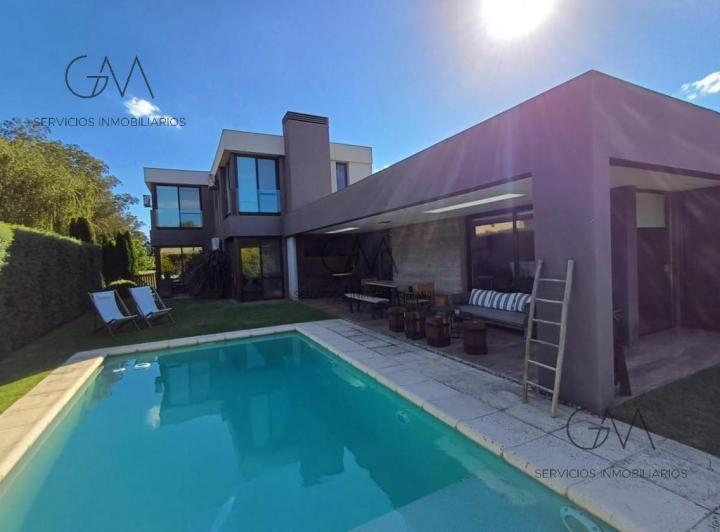 Casa · 226m² · 5 Ambientes · 2 Cocheras