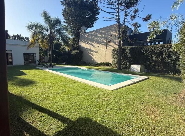 Casa · 253m² · 6 Ambientes · 4 Cocheras