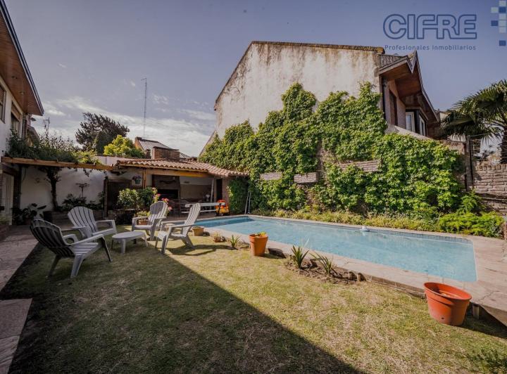 Casa · 250m² · 6 Ambientes · 2 Cocheras
