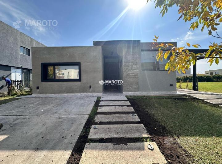 Casa · 250m² · 6 Ambientes · 3 Cocheras