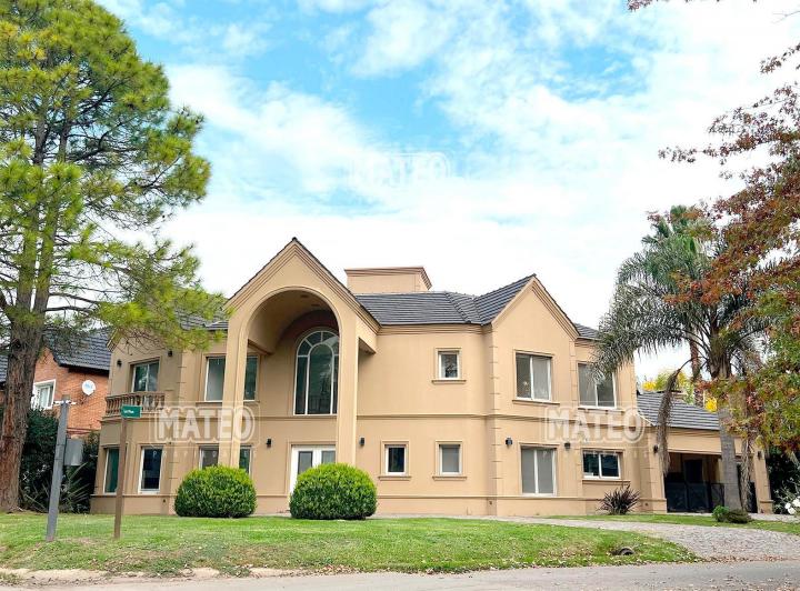 Casa · 300m² · 6 Ambientes · 2 Cocheras