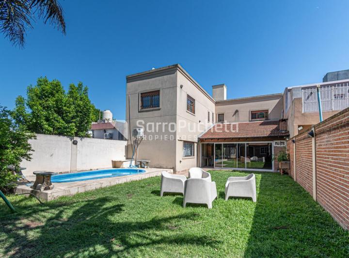 Casa · 240m² · 5 Ambientes · 2 Cocheras
