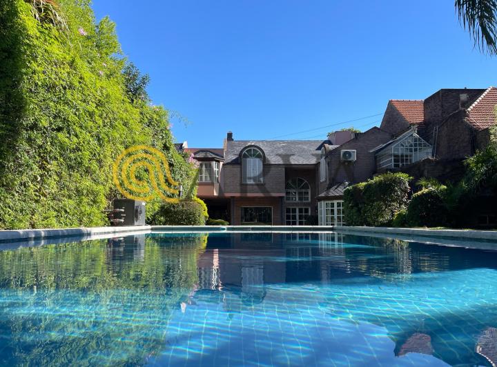 Casa · 450m² · 6 Ambientes · 4 Cocheras