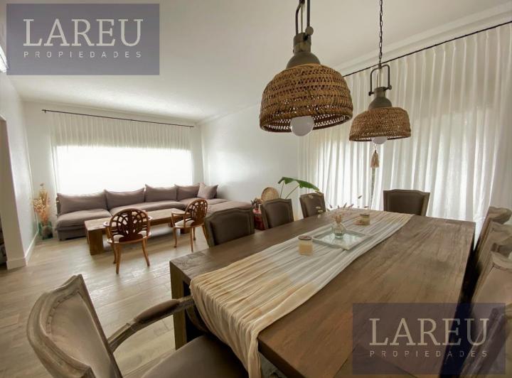 Casa · 390m² · 6 Ambientes · 2 Cocheras