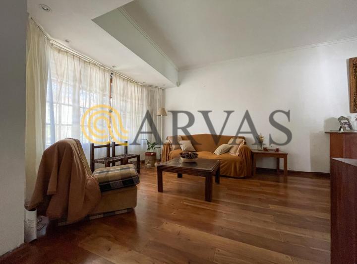 Casa · 260m² · 6 Ambientes · 2 Cocheras