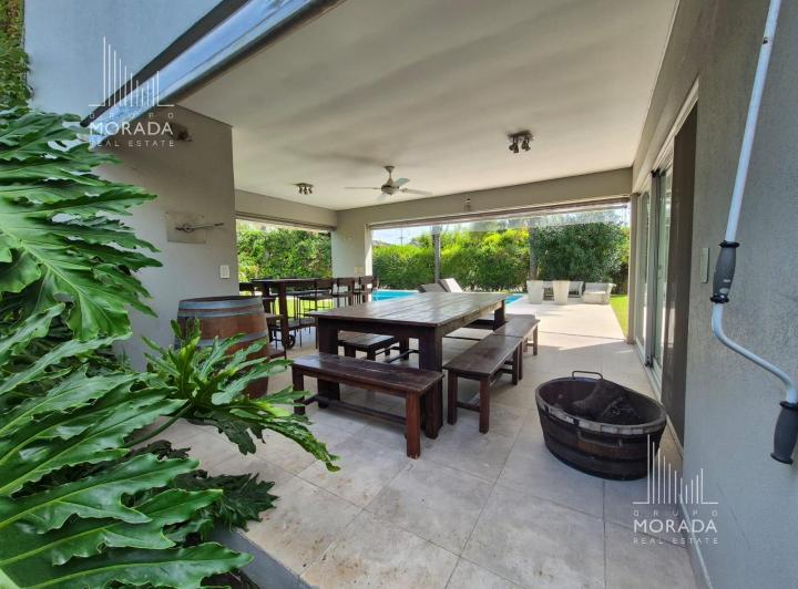 Casa · 270m² · 4 Ambientes · 1 Cochera